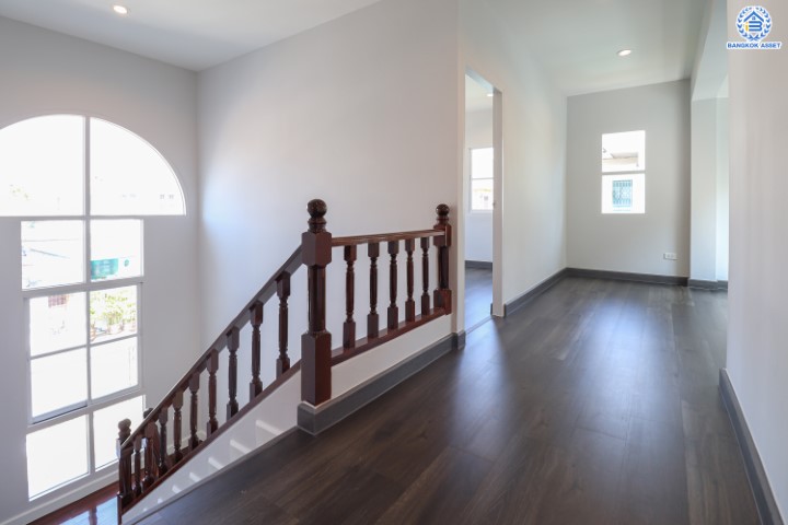 บ้านมือสองตกแต่งใหม่ ม.กฤษดาลากูน กาญจนาภิเษก-นครอินทร์ บนเนื้อที่ 85.9 ตร.ว. สนามหญ้ากว้างถึง 180 ตร.ม. ฟังก์ชัน 3 ห้องนอน 1 ห้องนอนแม่บ้าน 4 ห้องน้ำ 2 ที่จอดรถ บนทำเลเยี่ยมสุด เชื่อมต่อถนนหลายเส้นทาง ใกล้จุดขึ้นทางด่วน "ศรีรัช"